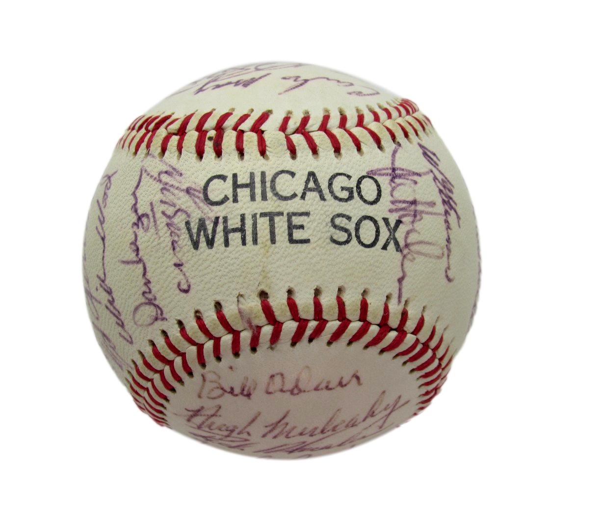 1969 Chicago White Sox Team Signed Baseball (26) Luis Aparicio HOF 193597
