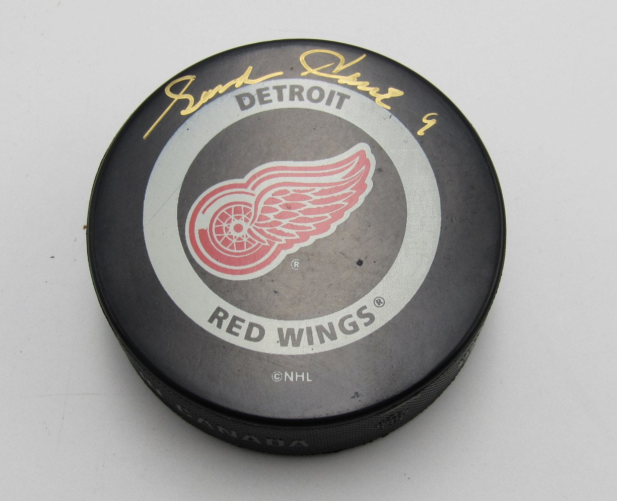 Gordie Howe HOF Signed Detroit Red Wings Official Game Hockey Puck PSA 193985