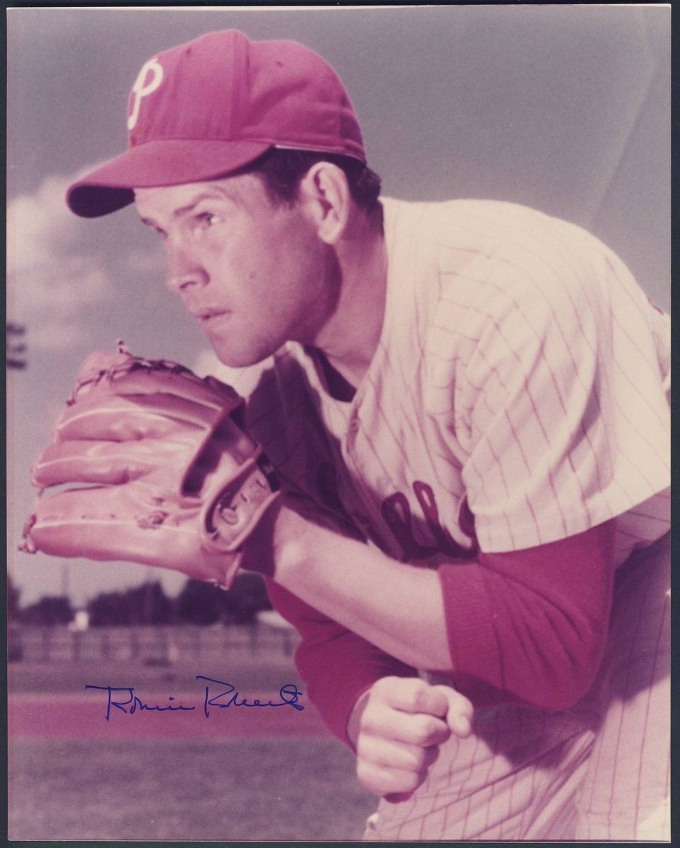 Robin Roberts Signed Phillies Photo 8x10 127915