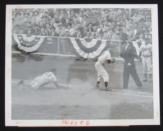 Andy Pafko/Joe Collins 1952 World Series 7x9 B/W Wire/Press Photo 150829