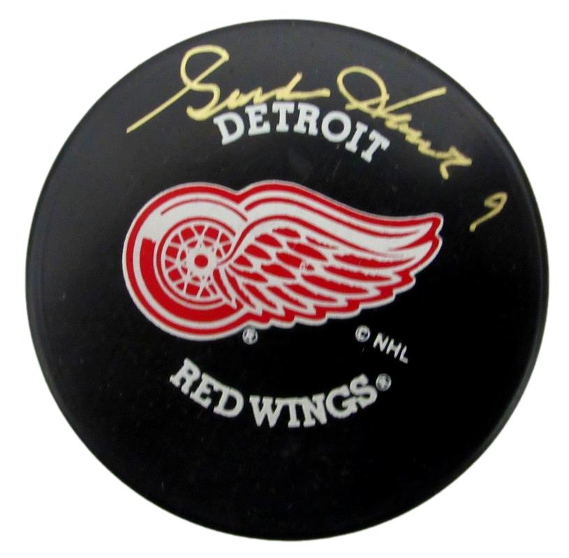 Gordie Howe HOF Signed/Auto Hockey Puck Detroit Red Wings JSA 186362