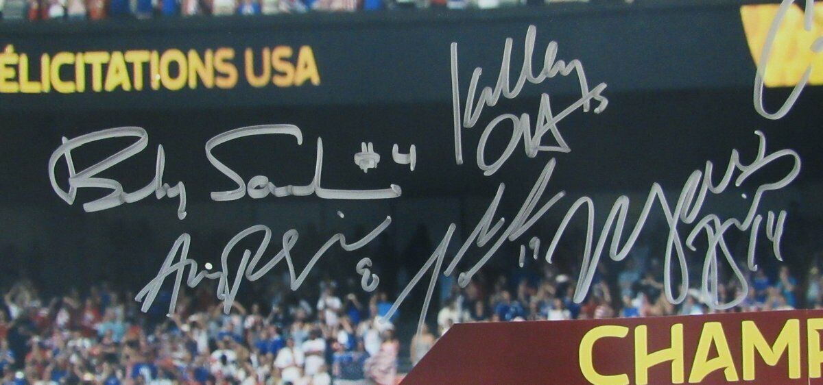 USA Womens Team 2015 World Cup Signed by 10  16x20 Lloyd ++ Photo TriStar 141355