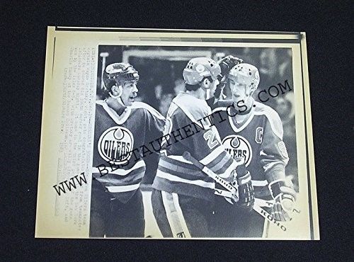 WAYNE GRETZKY 1983 300th Goal Wire/Press Photo 7X9