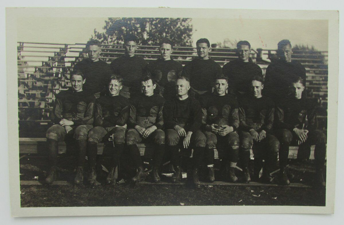 Vintage Postcard with a picture of a 1922 football team in old uniforms 140077