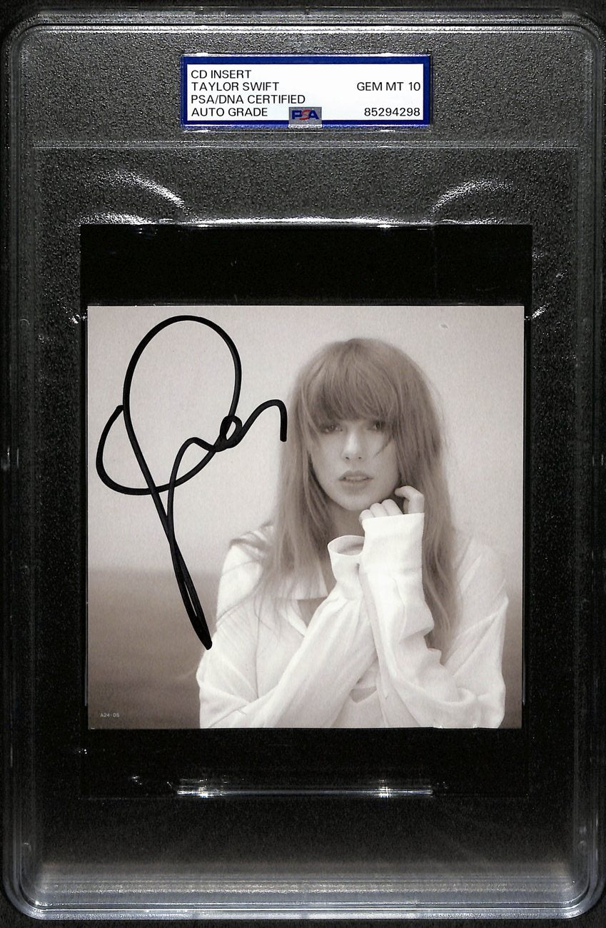 Taylor Swift Signed/Auto CD Insert 4.75x4.75 B/W Photo PSA/DNA GEM MT 10 190885