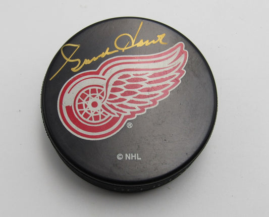 Gordie Howe HOF Signed/Autographed Detroit Red Wings Hockey Puck PSA 193977
