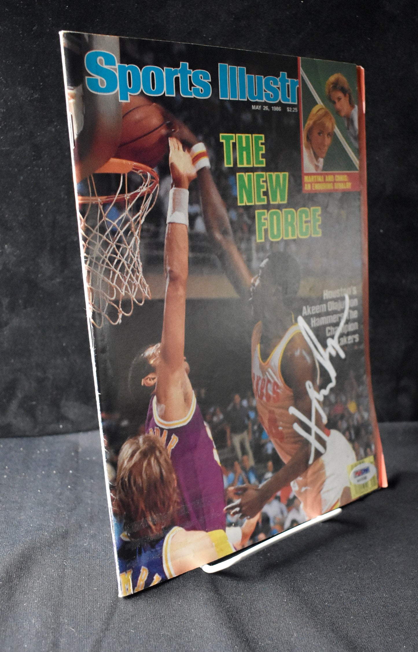 Akeem Olajuwon HOF Signed 1986 Sports Illustrated Rockets PSA/DNA 212070