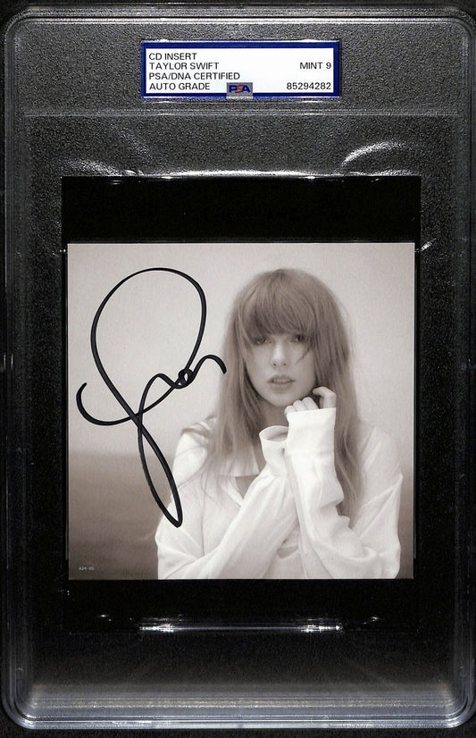 Taylor Swift Signed/Auto CD Insert 4.75x4.75 B/W Photo PSA/DNA MINT 9 190870