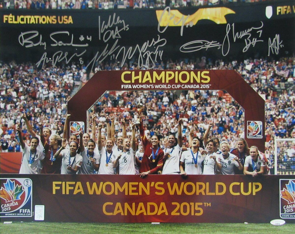 USA Womens Team 2015 World Cup Signed by 10  16x20 Lloyd ++ Photo TriStar 141355