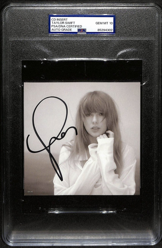 Taylor Swift Signed/Auto CD Insert 4.75x4.75 B/W Photo PSA/DNA GEM MT 10 190881