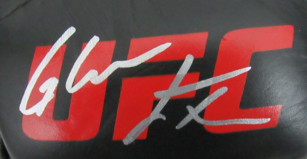 Glover Teixeira UFC Champ Signed/Auto Black Right MMA FIGHT Glove JSA 165546