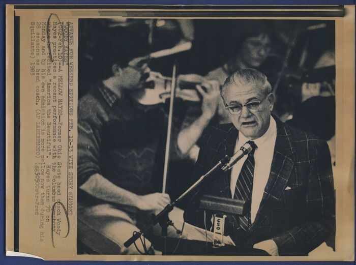 Woody Hayes Ohio State 1983 wire photo Practicing with Columbus Symph112403