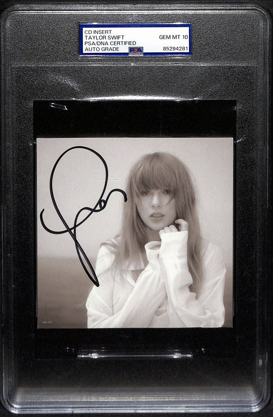 Taylor Swift Signed/Auto CD Insert 4.75x4.75 B/W Photo PSA/DNA GEM MT 10 190874