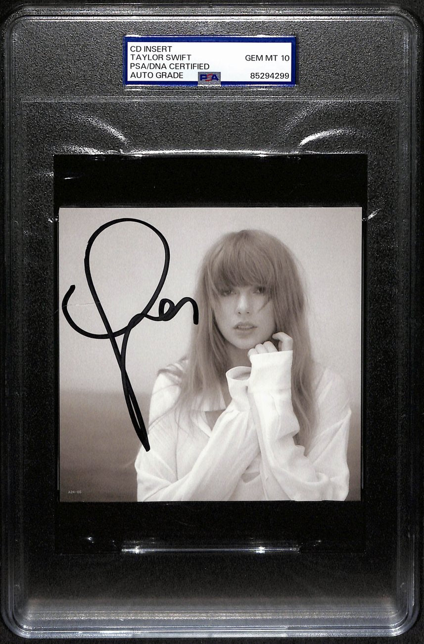 Taylor Swift Signed/Auto CD Insert 4.75x4.75 B/W Photo PSA/DNA GEM MT 10 190884