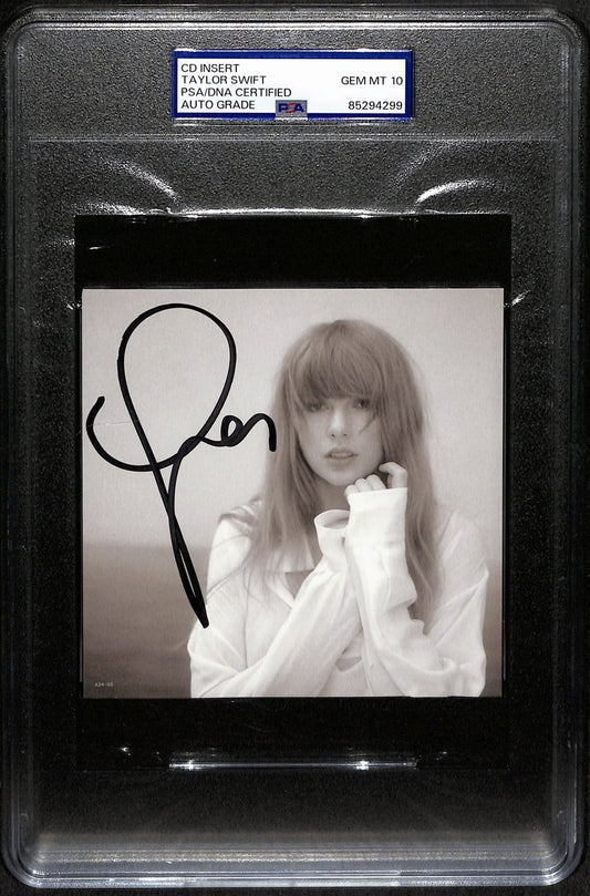 Taylor Swift Signed/Auto CD Insert 4.75x4.75 B/W Photo PSA/DNA GEM MT 10 190884