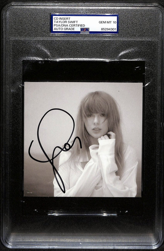 Taylor Swift Signed/Auto CD Insert 4.75x4.75 B/W Photo PSA/DNA GEM MT 10 190882